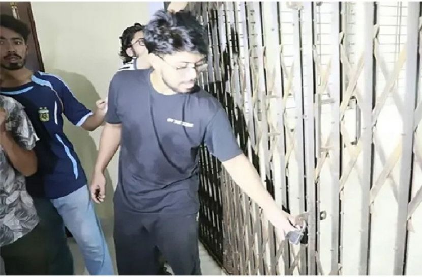 চুয়েট ভিসিকে অবরুদ্ধ করে প্রশাসনিক ভবনে শিক্ষার্থীদের তালা
