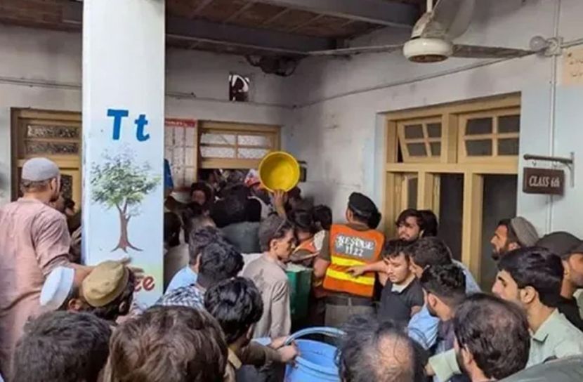 পাকিস্তানের পেশোয়ারে ছাদ ধসে প্রাণ গেল ২৯ জনের