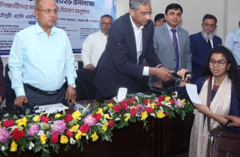 ঢাবিতে ১৬০ দৃষ্টি প্রতিবন্ধী শিক্ষার্থীকে সাদা ছড়ি ও আর্থিক সহায়তা প্রদান