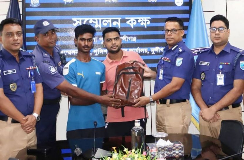 চাইলেই রাখতে পারতেন টাকা, সততার পথ বেছে নিলেন অটোচালক